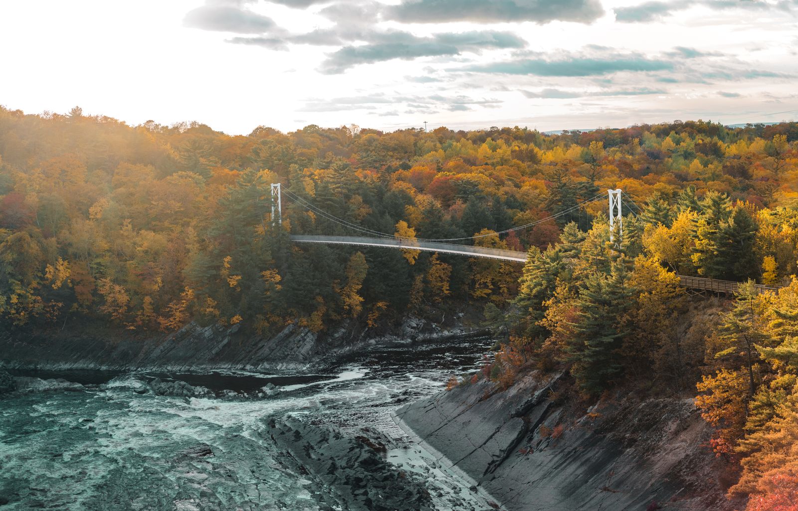 Passerelle des chutes de la Chaudière à Lévis, entourée des couleurs de l’automne